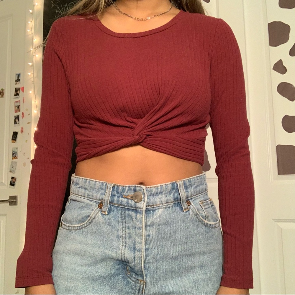 Red Knotted Long-sleeved Crop top